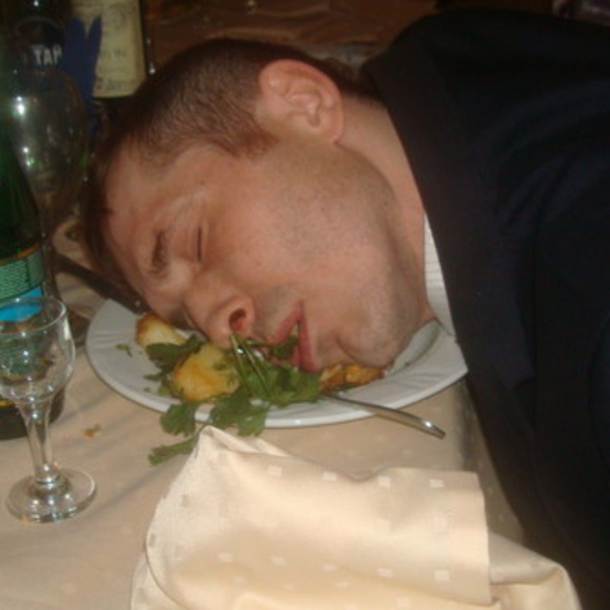 пьяный спит на столе